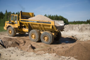 JE_63821, Dumper som kör sand till grunden till ett hus, Jonas Engström