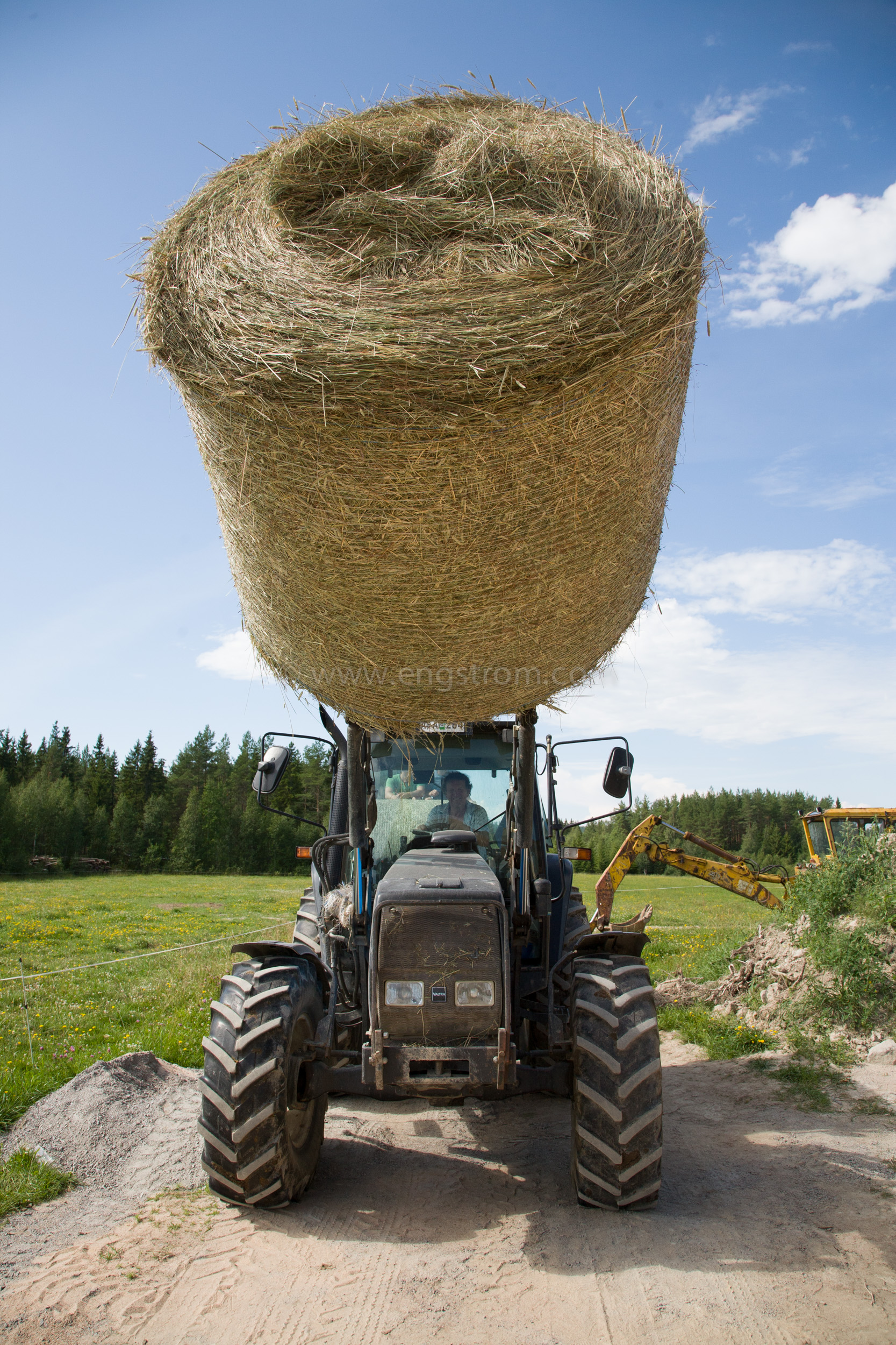 JE_64924, Valtra med höbal, Jonas Engström