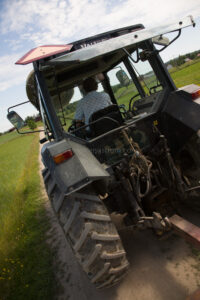 JE_64934, Traktor Valtra på vägen, Jonas Engström