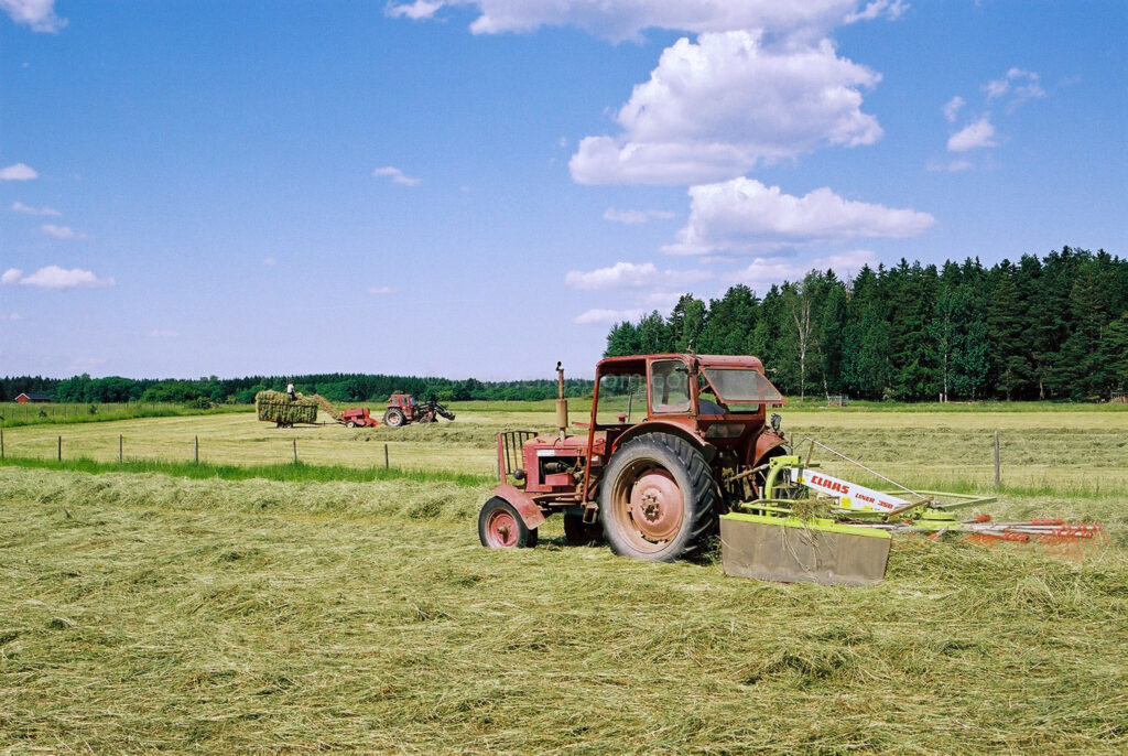 JE0104_08, Höskörd Sörmland sommaren 2001. Strängläggning med Volvo BM och Claas strängläggare, Jonas Engström