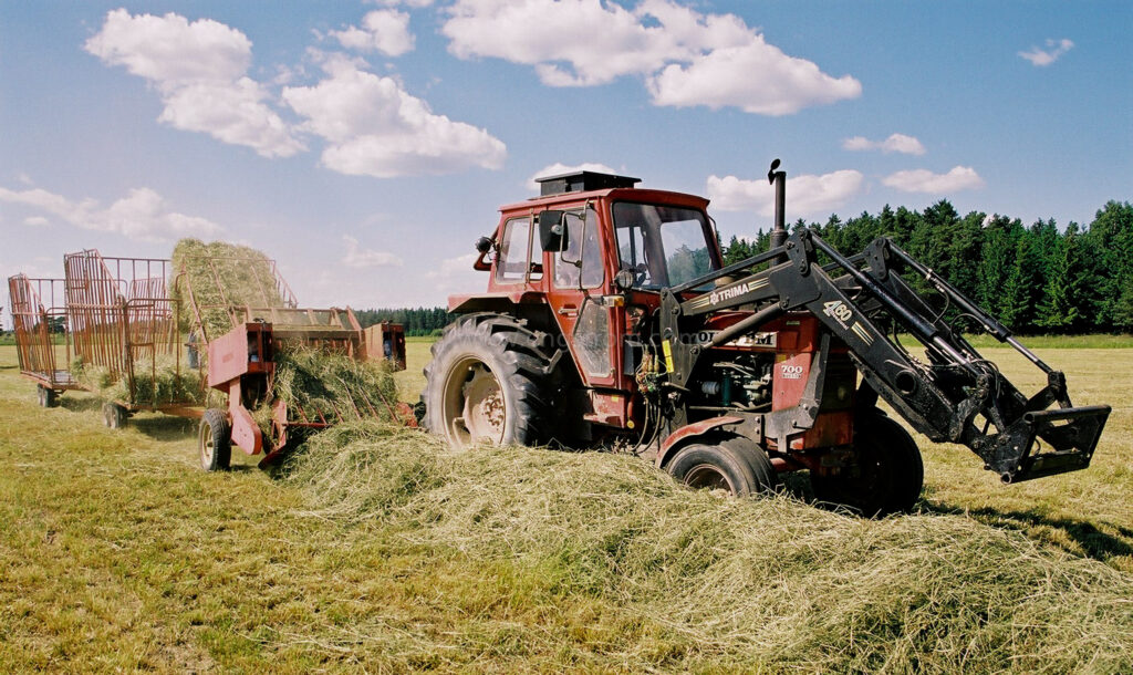 JE0104_13, Höskörd Sörmland sommaren 2001. Balning med Volvo BM och småbalspress, Jonas Engström