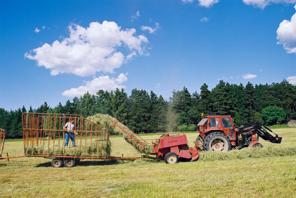 JE0104_14, Höskörd Sörmland sommaren 2001. Balning med Volvo BM och småbalspress, Jonas Engström