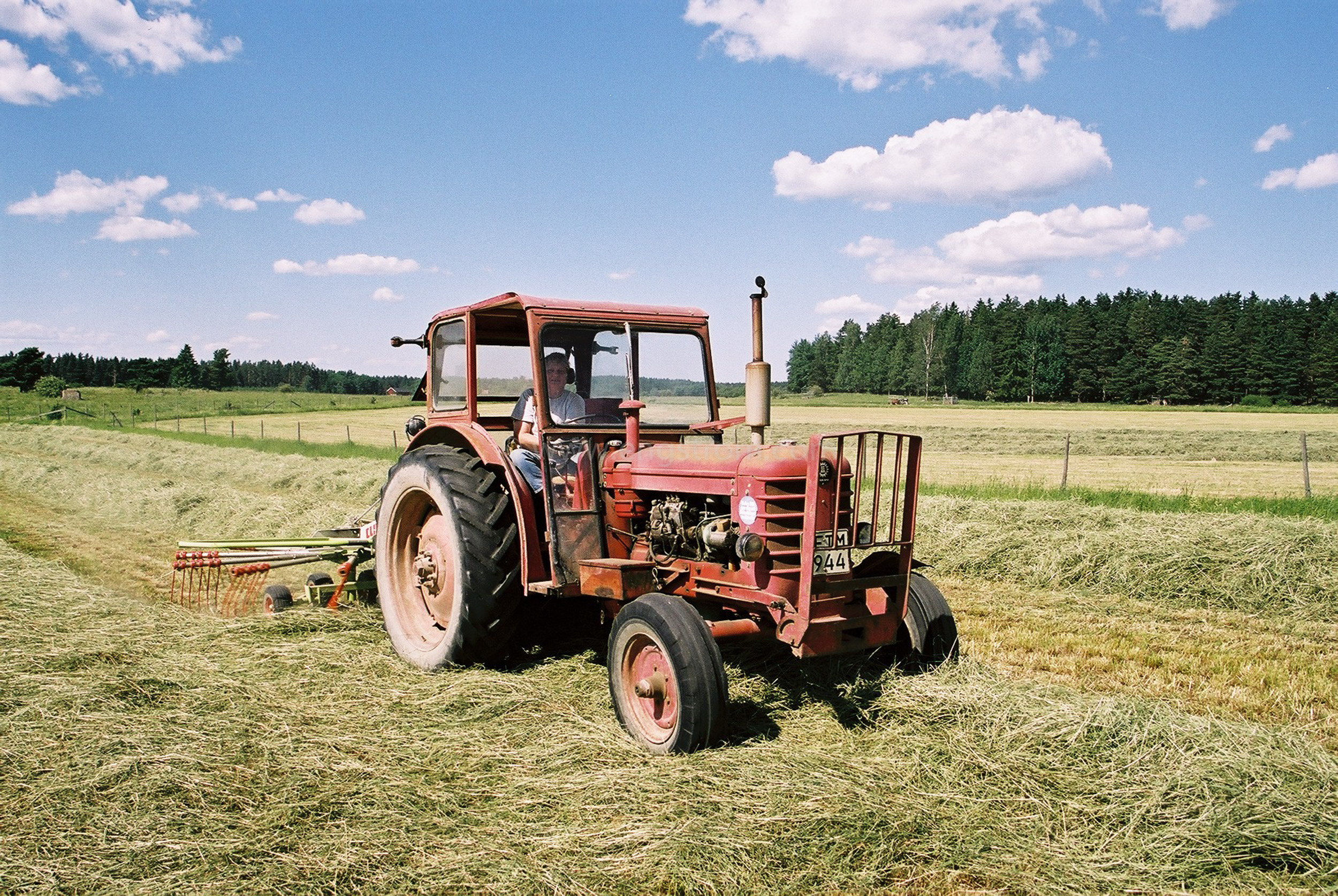 JE0104_17, Höskörd Sörmland sommaren 2001. Strängläggning med Volvo BM och Claas strängläggare, Jonas Engström