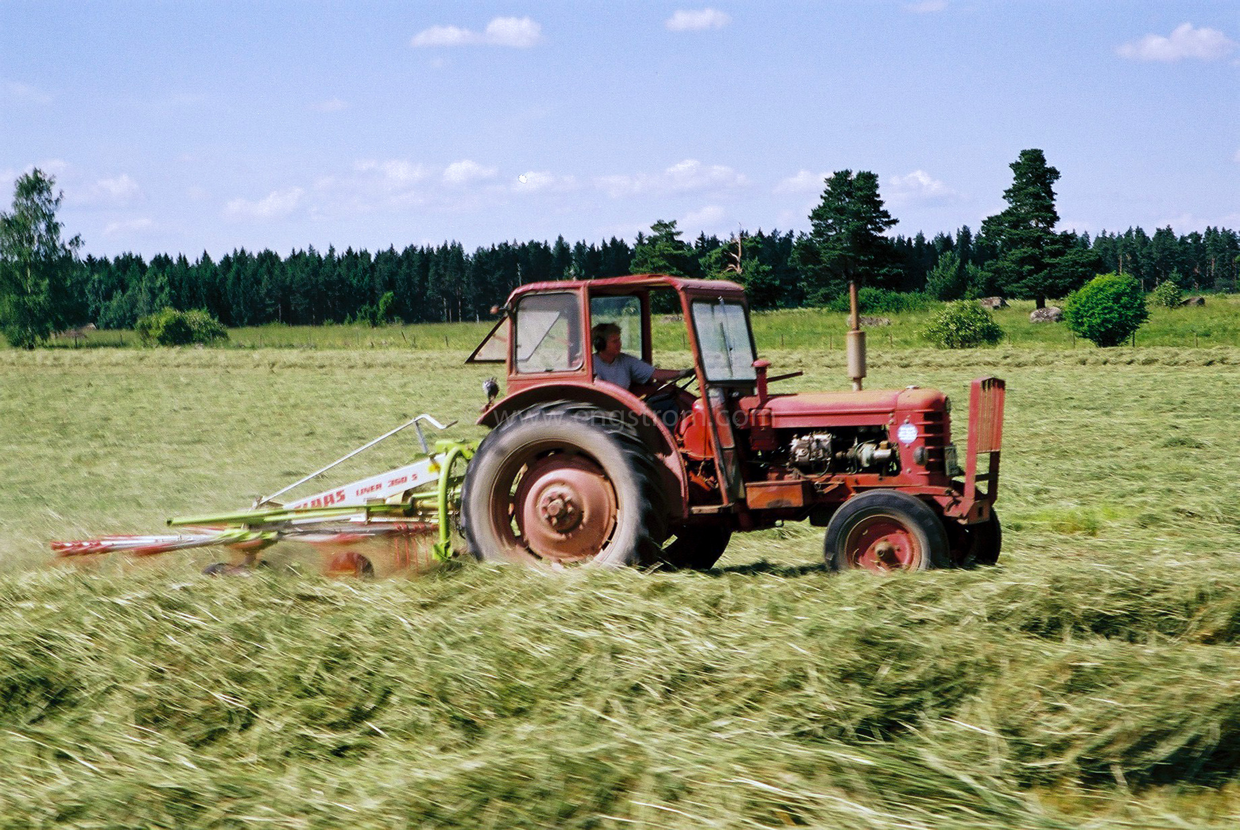 JE0104_20, Höskörd Sörmland sommaren 2001. Strängläggning med Volvo BM och Claas strängläggare, Jonas Engström