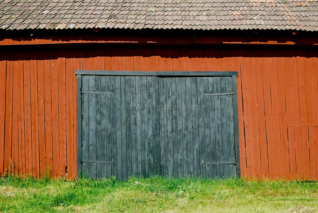 JE0104_23, Rödfärgad lada med svarta portar. Sörmland sommaren 2001, Jonas Engström