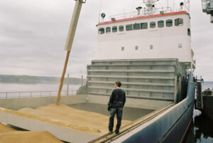 JE0105_07, Lastning av spannmålsbåt. Djurön utanför Norrköping sommaren 2001, Jonas Engström