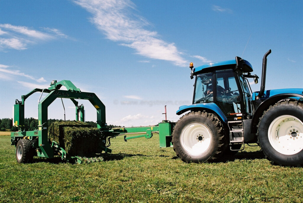 JE0107_25, Pressning och plastning av ensilage i fyrkansbal, Jonas Engström