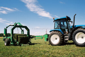 JE0107_25, Pressning och plastning av ensilage i fyrkansbal, Jonas Engström