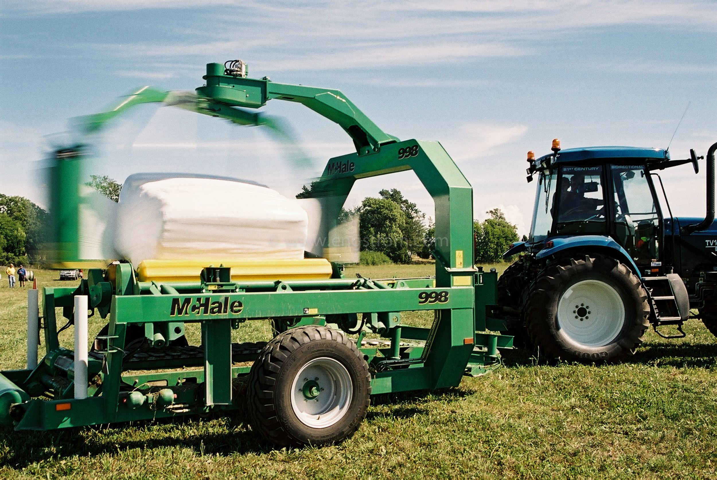 JE0107_27, Pressning och plastning av ensilage i fyrkansbal, Jonas Engström