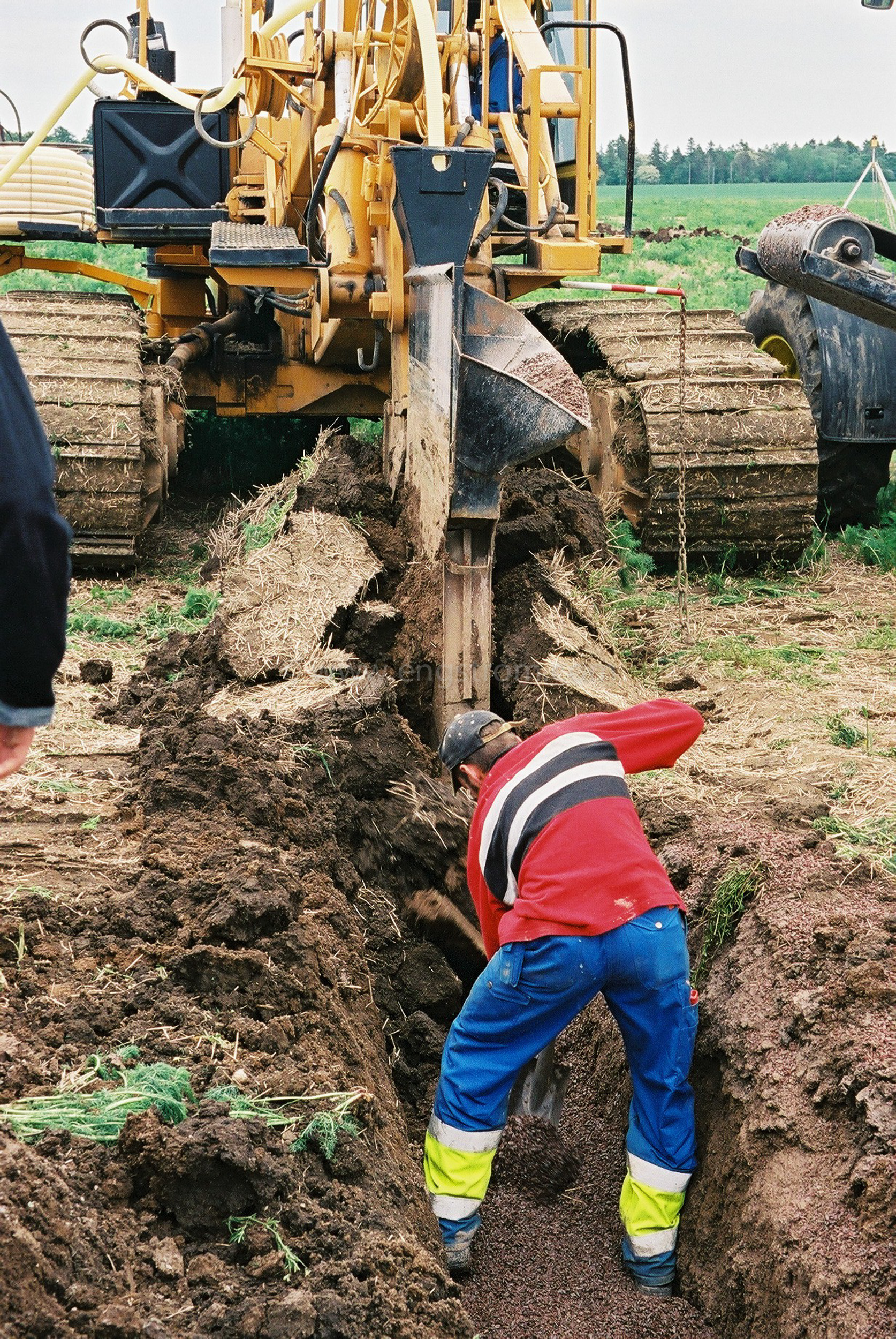 JE0203_19, Dikning med plogdikare, Östergötland, Jonas Engström