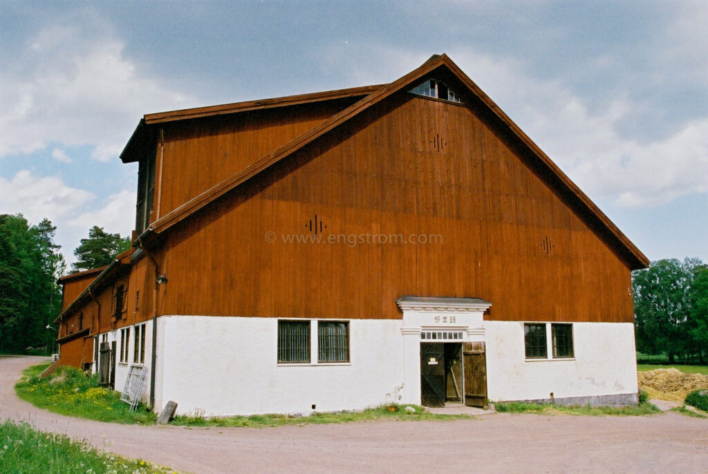 JE0205_08, Gammal faluröd ladugård, Jonas Engström