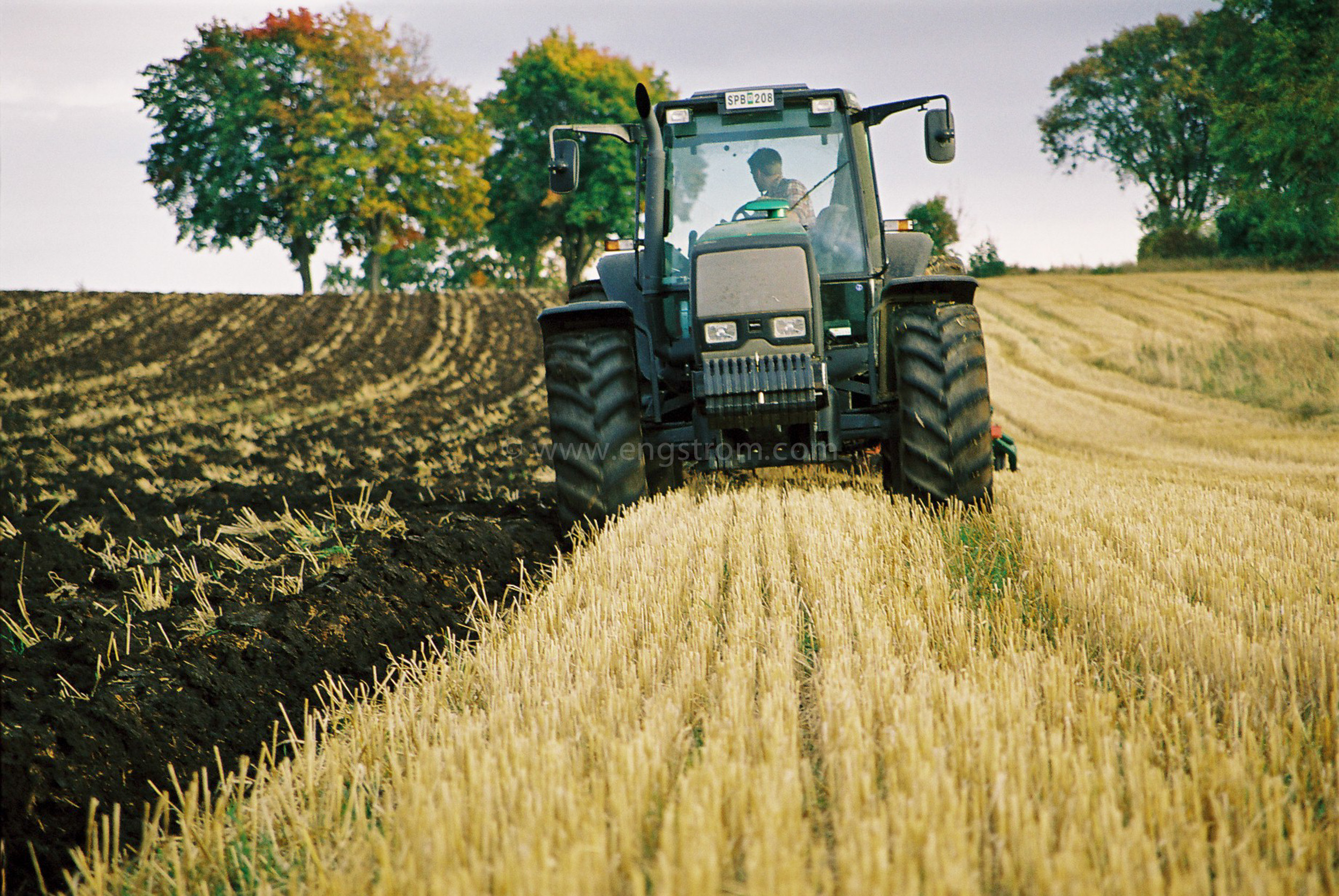 JE0327_21, Plöjning av stubb med Valtra och Kvaernelandplog, Jonas Engström