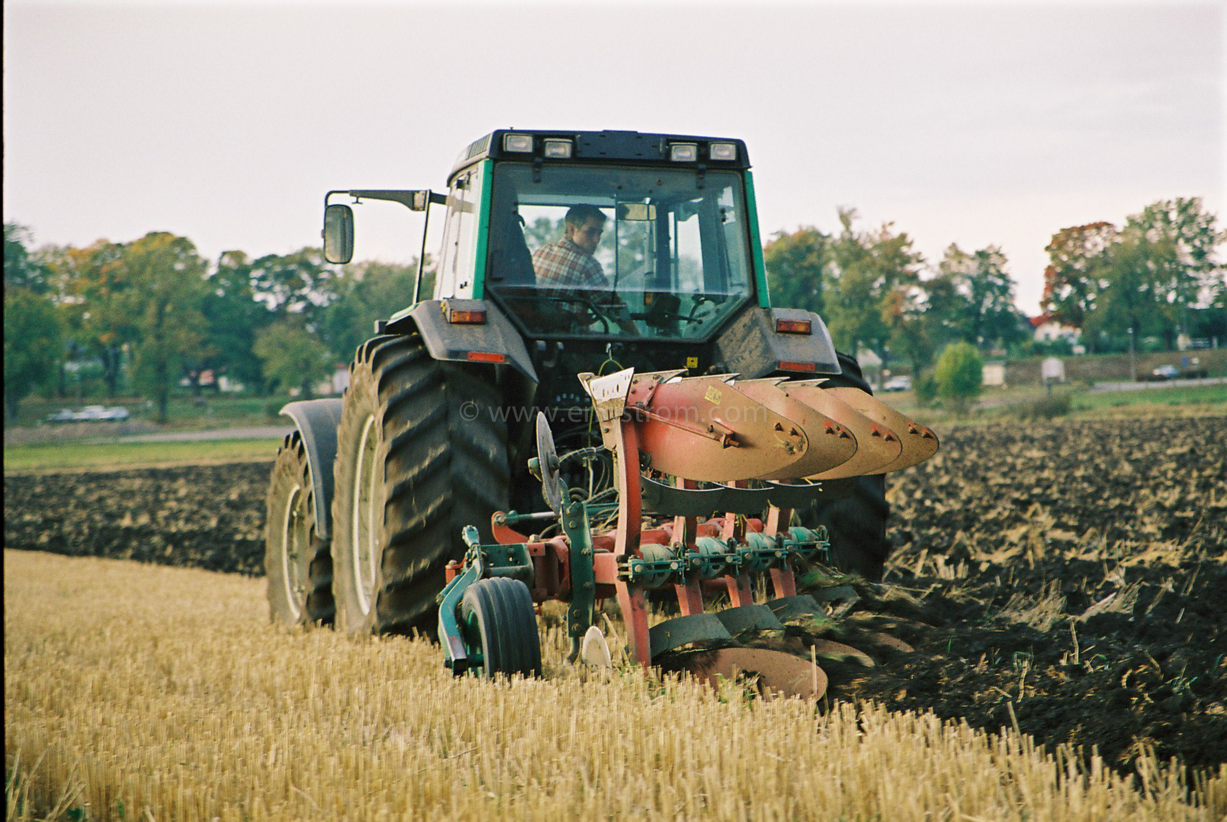 JE0327_32, Plöjning av stubb med Valtra och Kvaernelandplog, Jonas Engström