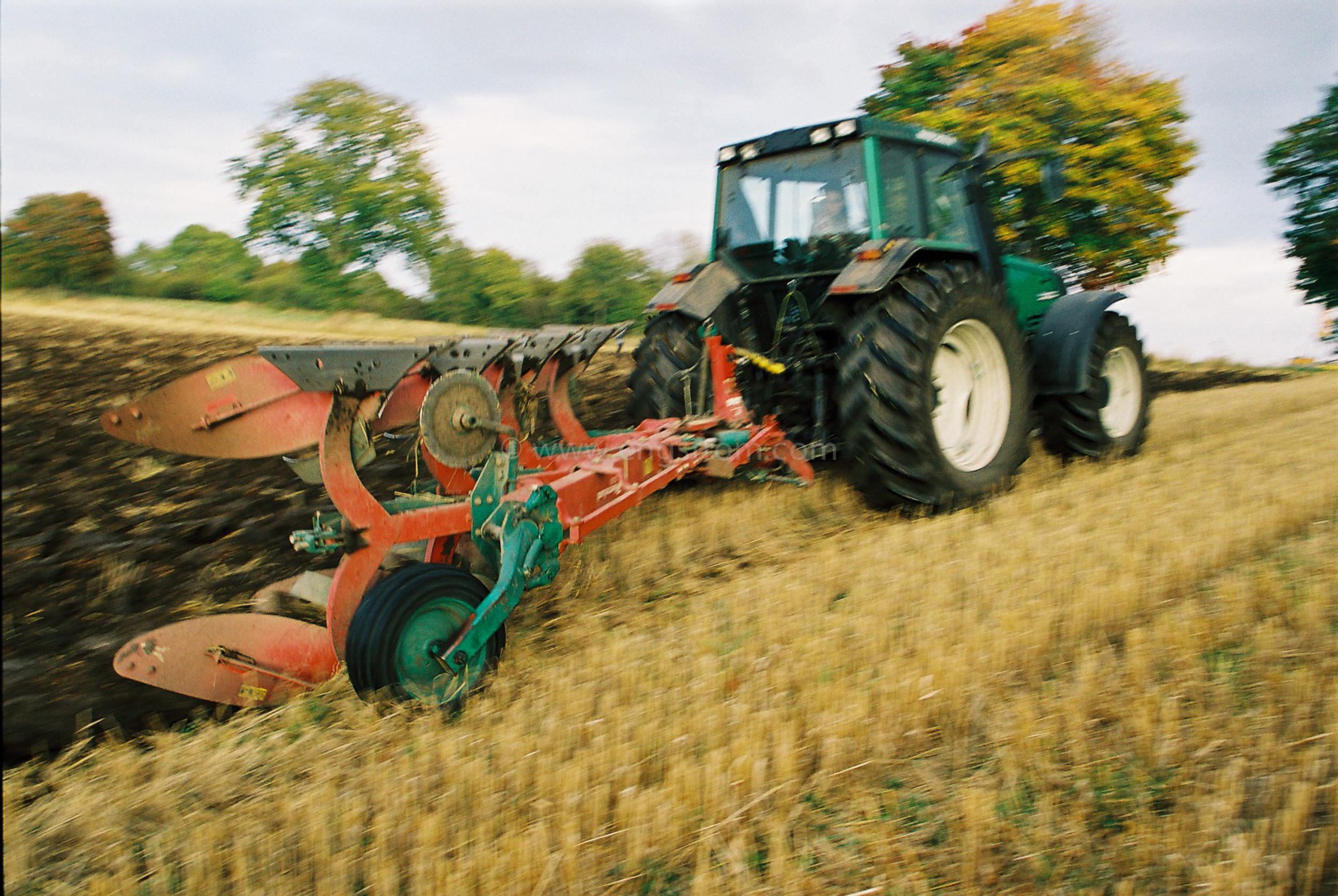 JE0328_12, Plöjning av stubb med Valtra och Kvaernelandplog, Jonas Engström