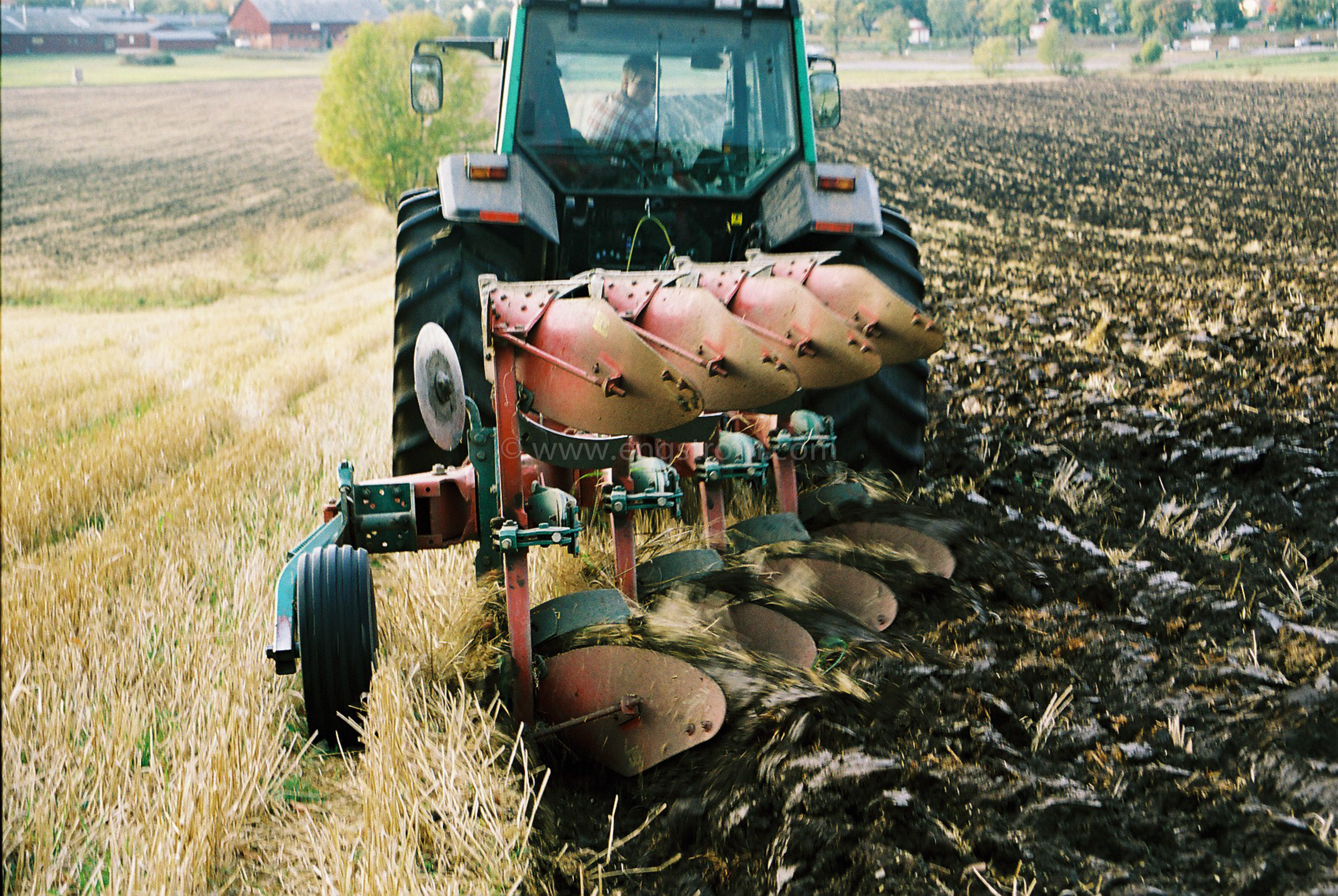 JE0328_19, Plöjning av stubb med Valtra och Kvaernelandplog, Jonas Engström