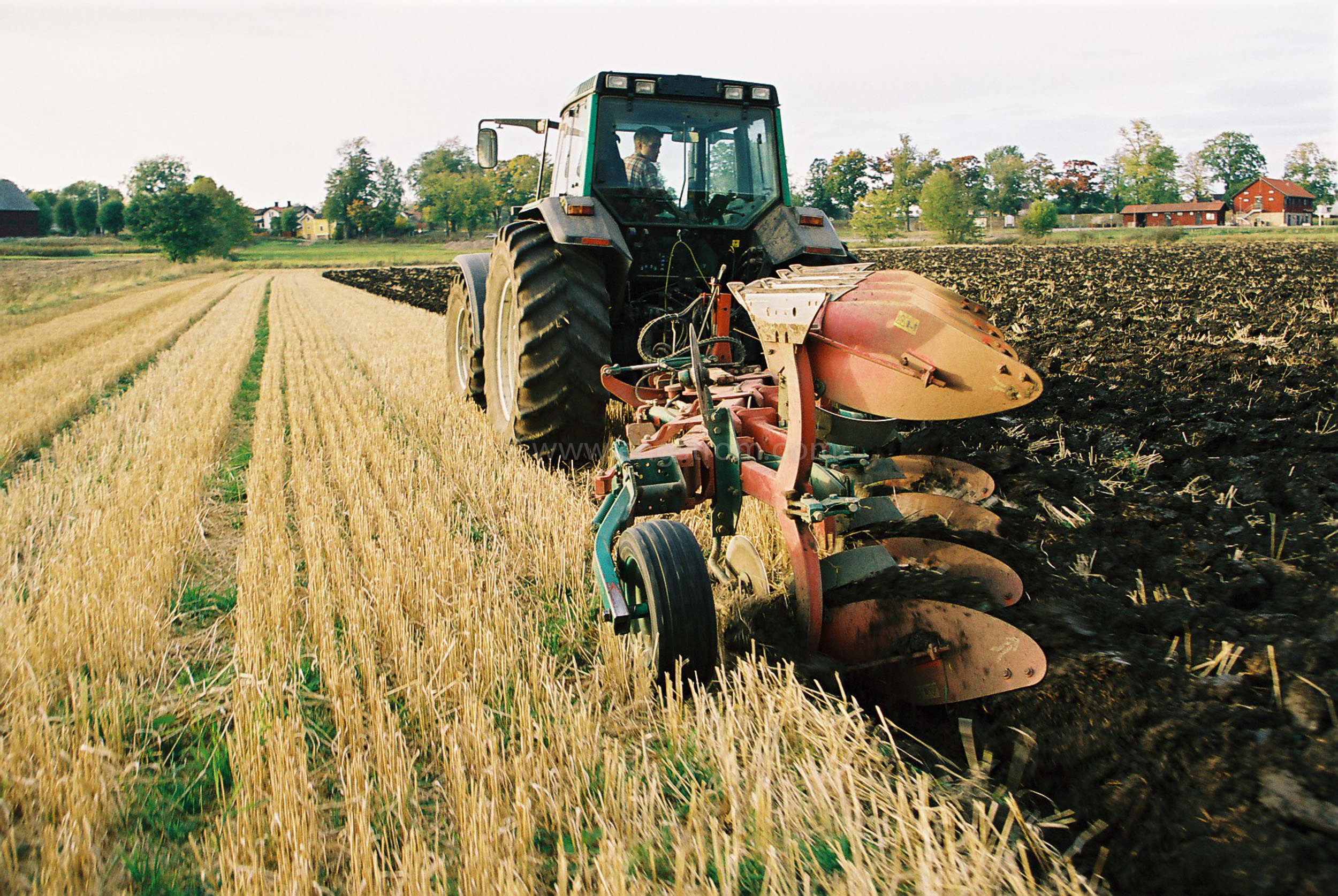 JE0328_32, Plöjning av stubb med Valtra och Kvaernelandplog, Jonas Engström