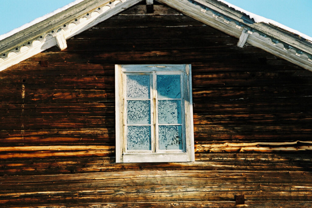 JE0400_055, Solbränt timmerhus. Ranvall vintern 2004, Jonas Engström