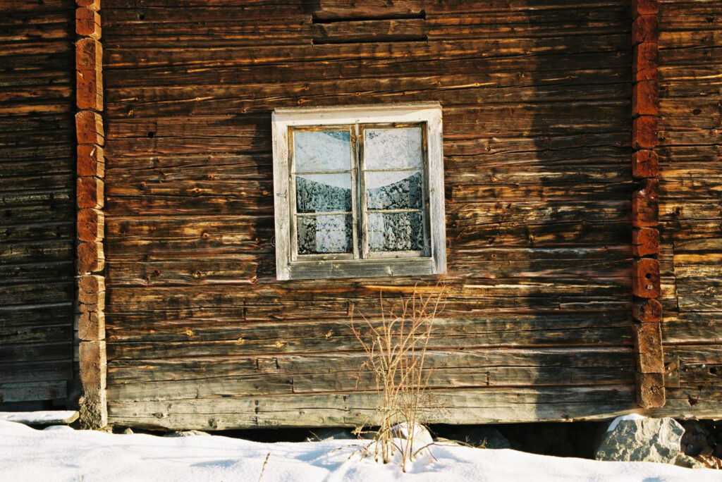 JE0400_060, Solbränt timmerhus. Ranvall vintern 2004, Jonas Engström