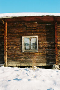 JE0400_061, Solbränt timmerhus. Ranvall vintern 2004, Jonas Engström