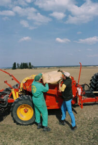 JE0402_040, Sådd med kombisåmaskin och John Deere, Jonas Engström