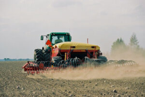 JE0402_046, Sådd med kombisåmaskin och John Deere, Jonas Engström