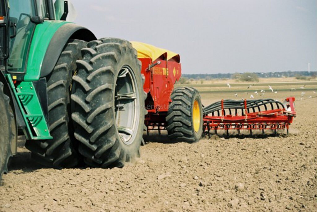 JE0402_050, Sådd med kombisåmaskin och John Deere, Jonas Engström