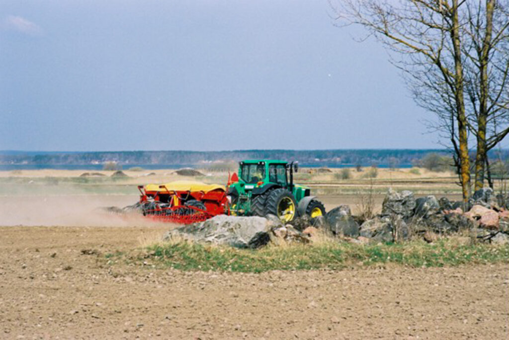 JE0402_058, Sådd med kombisåmaskin och John Deere, Jonas Engström