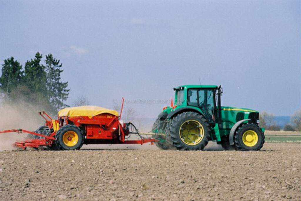 JE0402_059, Sådd med kombisåmaskin och John Deere, Jonas Engström