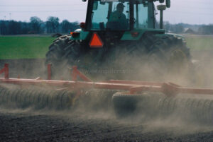 JE0402_060, Vältning efter sådd med Väderstadvält och John Deere, Jonas Engström