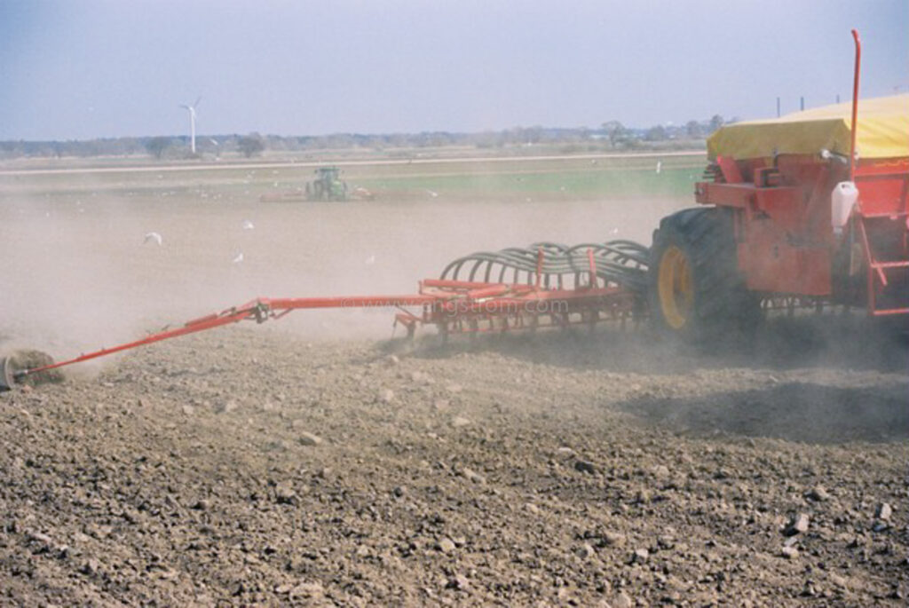 JE0402_063, Sådd med kombisåmaskin och John Deere, Jonas Engström