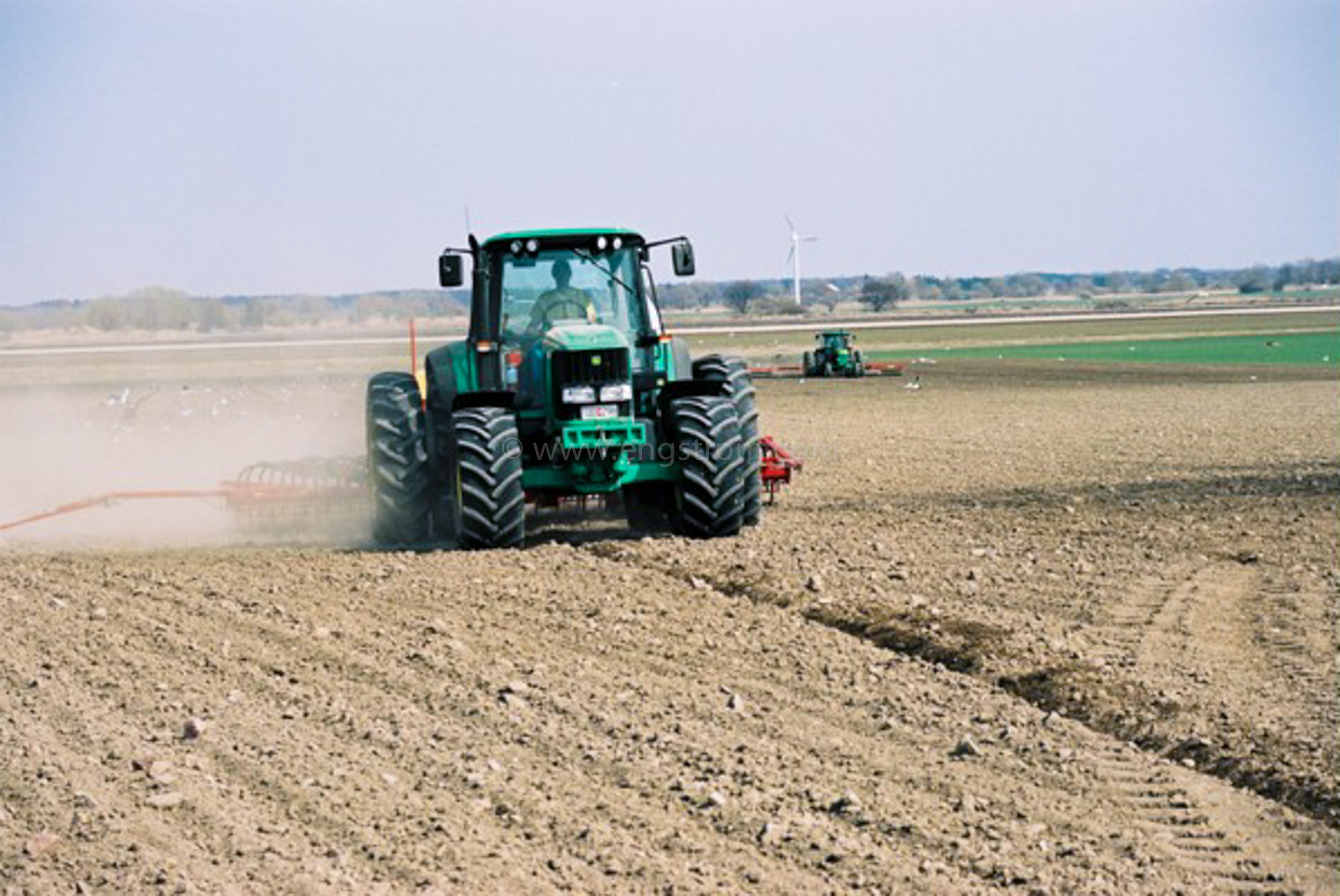 JE0402_064, Sådd med kombisåmaskin och John Deere, Jonas Engström