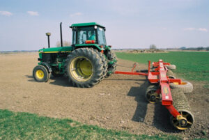 JE0402_071, Vältning efter sådd med Väderstadvält och John Deere, Jonas Engström