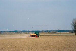 JE0402_072, Sådd med kombisåmaskin och John Deere, Jonas Engström