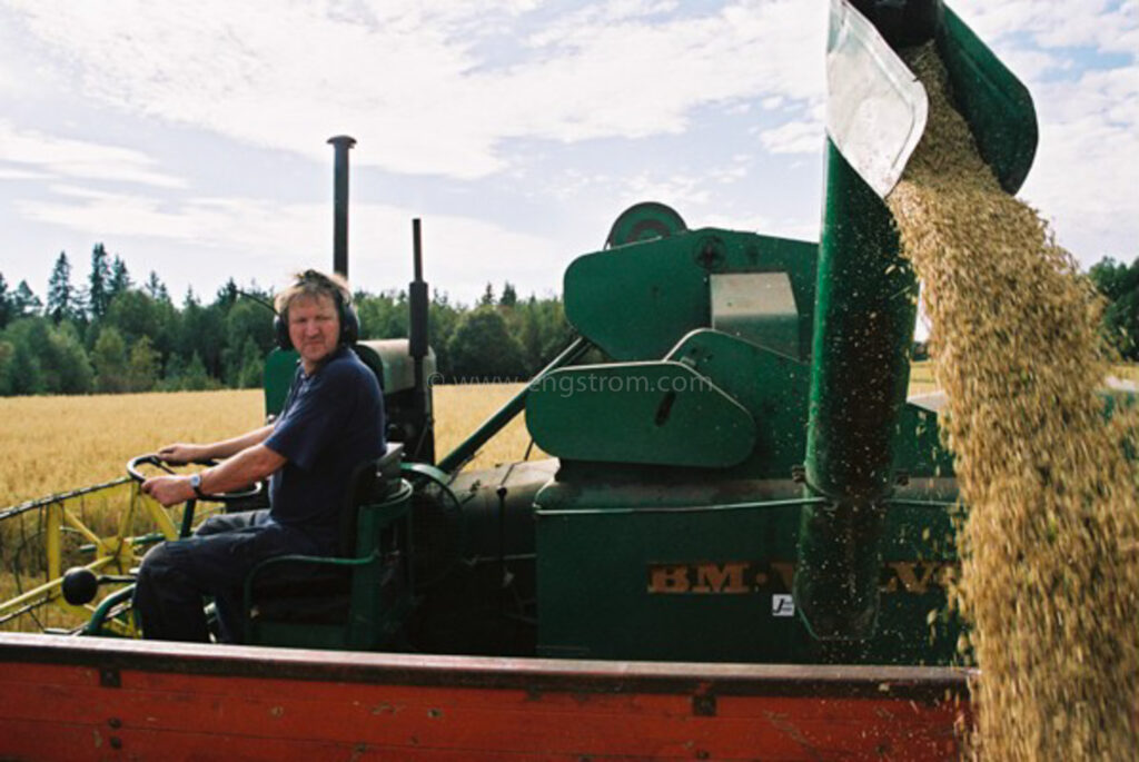 JE0425_095, Tröskning med gammal Volvo BM tröska från 60-talet., Jonas Engström