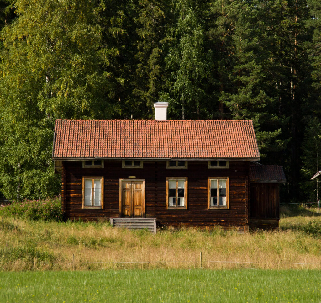 JE_11758, Vacker Hälsingegård i skogsbrynet, Jonas Engström