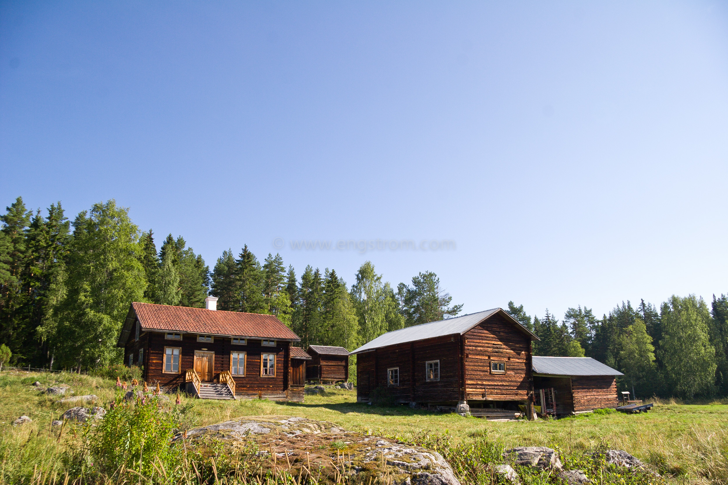 JE_17942, Timrat 1800-tals hus i skogsbrynet, Jonas Engström