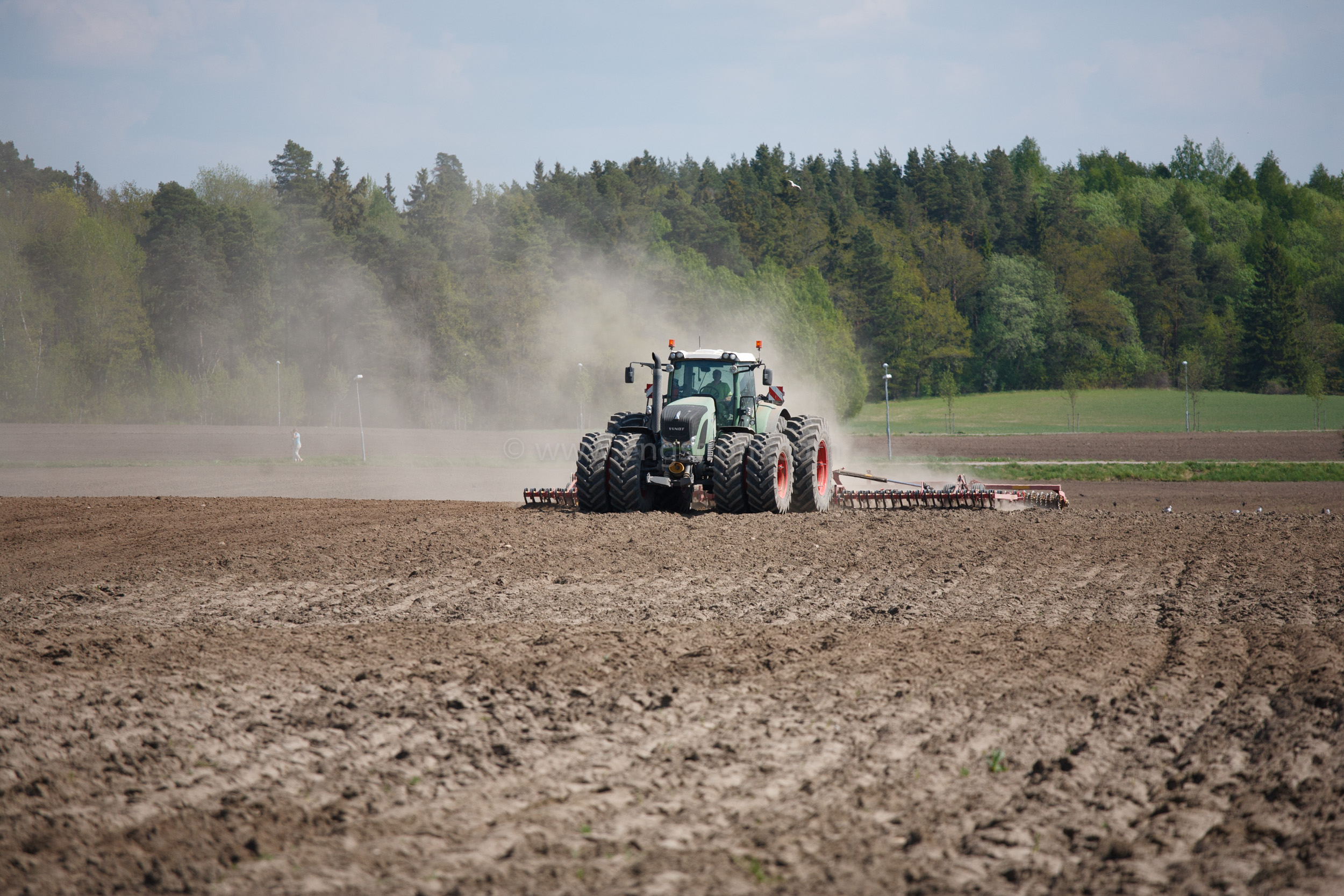 JE_20110511-112947-2, Harvning inför sådd med Fendt 936, Jonas Engström