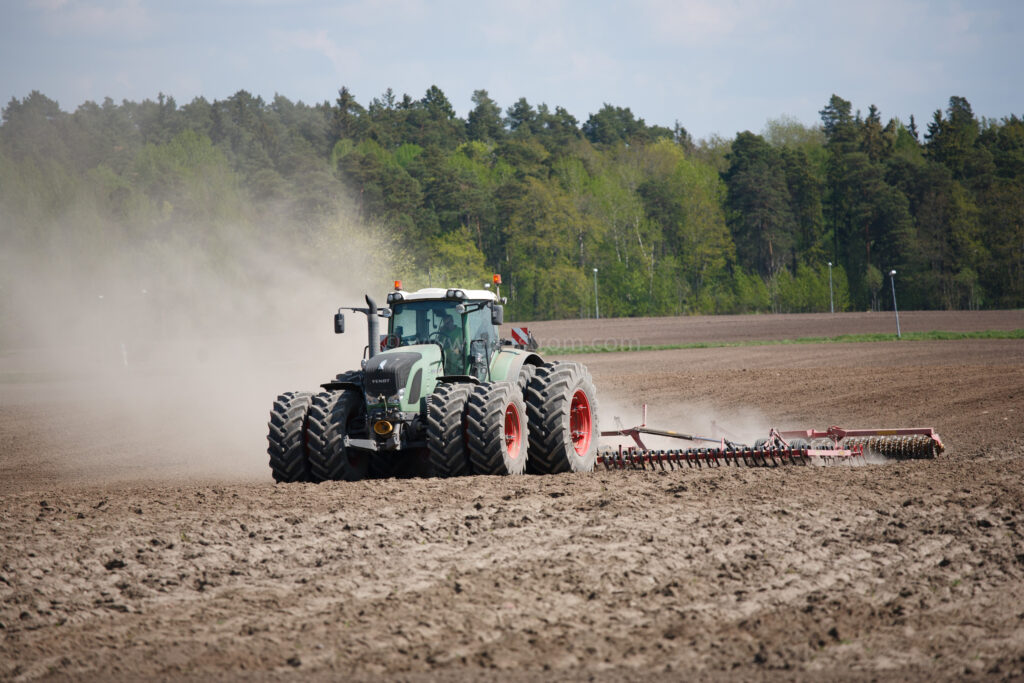 JE_20110511-113014, Harvning inför sådd med Fendt 936, Jonas Engström