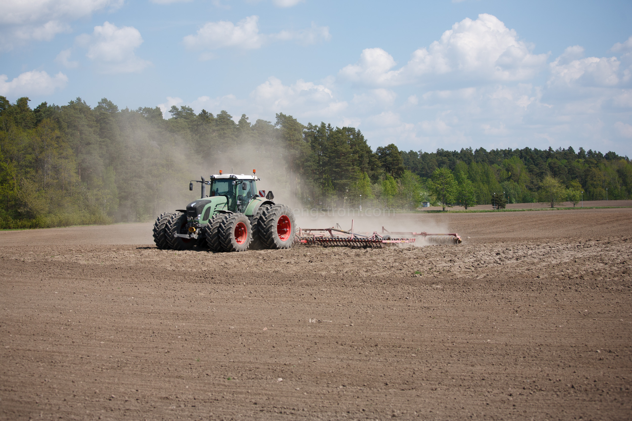 JE_20110511-113036, Harvning inför sådd med Fendt 936, Jonas Engström