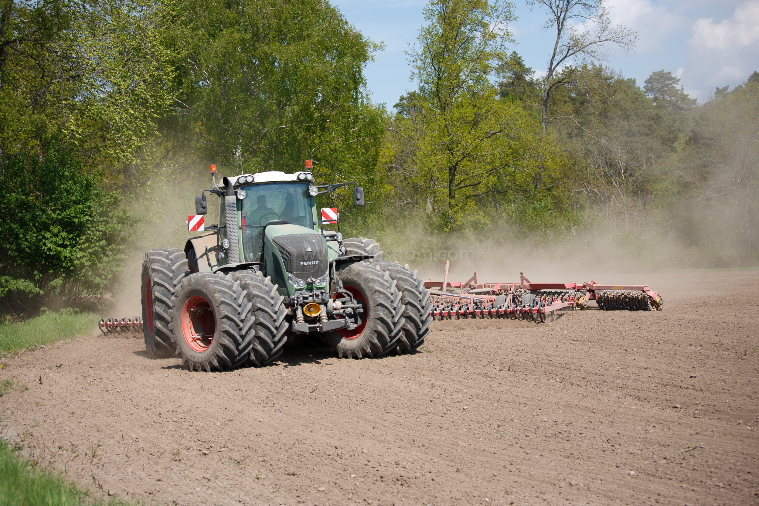 JE_20110511-113058, Harvning inför sådd med Fendt 936, Jonas Engström