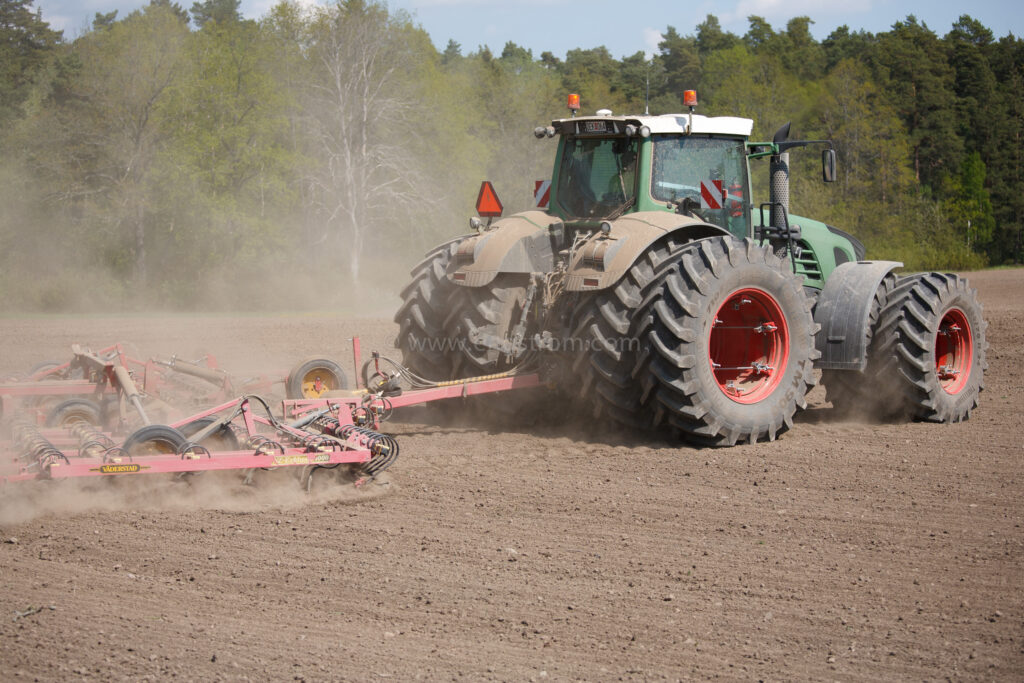 JE_20110511-113104, Harvning inför sådd med Fendt 936, Jonas Engström