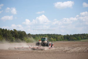 JE_20110511-113121, Harvning inför sådd med Fendt 936, Jonas Engström