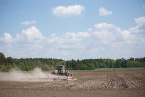 JE_20110511-113128, Harvning inför sådd med Fendt 936, Jonas Engström