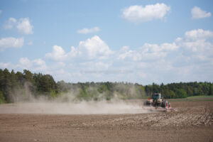 JE_20110511-113132, Harvning inför sådd med Fendt 936, Jonas Engström