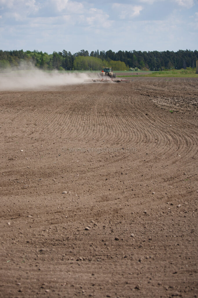 JE_20110511-113206, Harvning inför sådd med Fendt 936, Jonas Engström