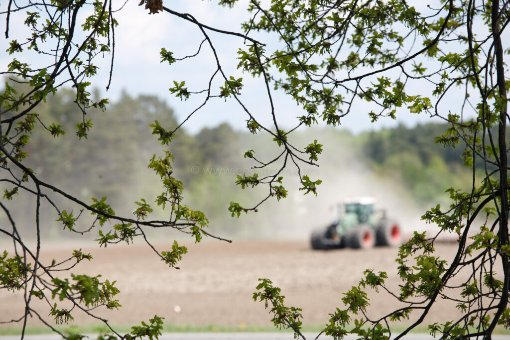 JE_20110511-113545, Harvning inför sådd med Fendt 936, Jonas Engström