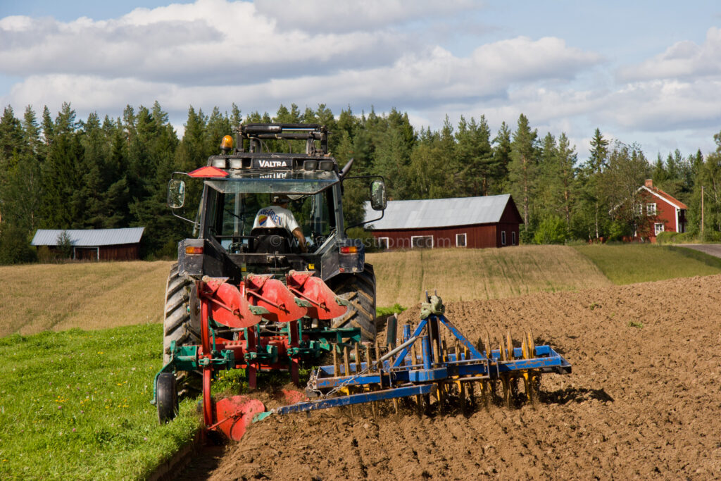 JE_5759, Plöjning av vallstubb, vallbrott med växelplog och tiltpackare., Jonas Engström