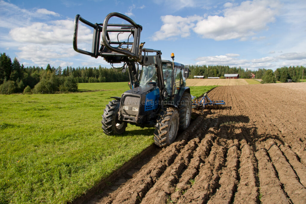 JE_5764, Plöjning av vallstubb, vallbrott med växelplog och tiltpackare., Jonas Engström