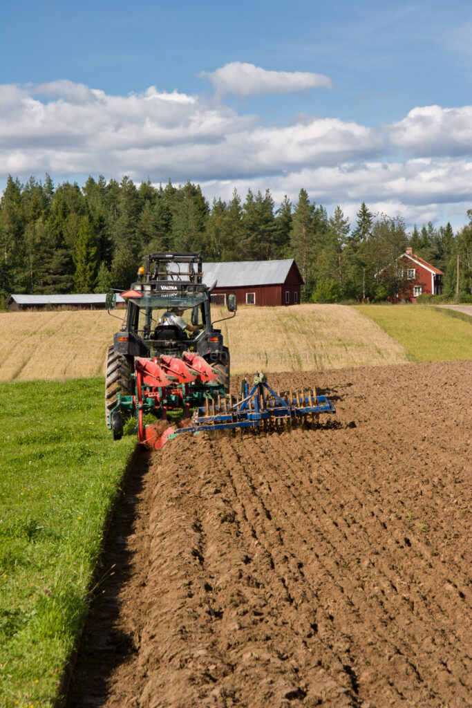 JE_5768, Plöjning av vallstubb, vallbrott med växelplog och tiltpackare., Jonas Engström