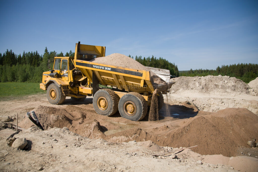 JE_63822, Dumper som kör sand till grunden till ett hus, Jonas Engström